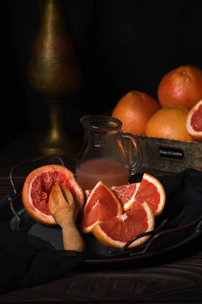 Slices Fresh Grapefruit Prepared Making Fresh Squeezed Juice Platter Dark — Stock Photo, Image