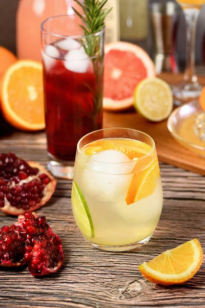 Getränke Und Cocktails Auf Gin Basis Mit Verschiedenen Zitrusfrüchten — Stockfoto