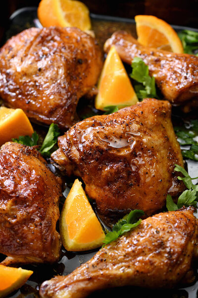 аппетитные ломтики запеченного цыпленка с хрустящей жареной корочкой и апельсинами в хлебном листе