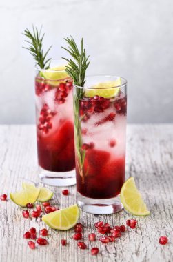 Nar Gimlet - limon suyuyla birlikte cin bazlı bir kokteyl, cinin yerine votka konulabilir..