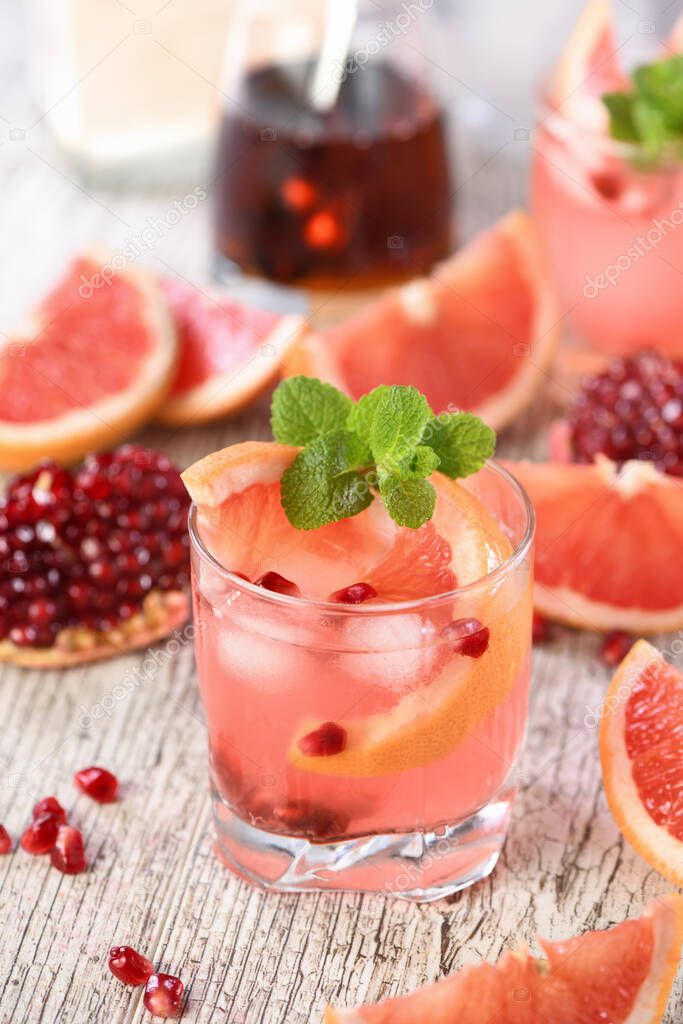 Cóctel de tequila con granada y zumo de pomelo, teñido con el aroma de una ramita fresca de