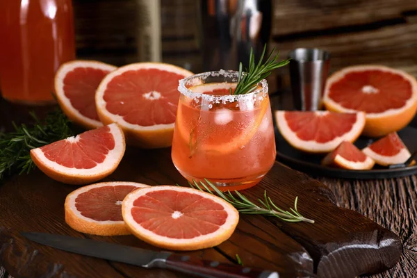 Cocktail Tequila Färsk Grapefruktjuice Kombinerad Med Rosmarin Festlig Dryck Idealisk — Stockfoto