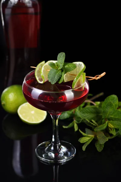 Cocktail Martini Rossi Con Lime Menta Aperitivo Base Vermut — Foto Stock