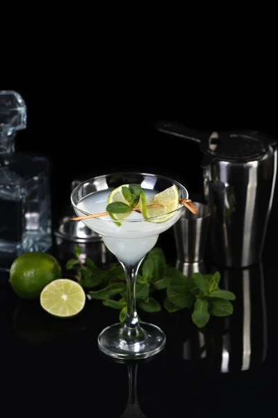 Tekila Citrus Likörü Limon Suyu Margarita Kokteyli Naneli Bir Kireç — Stok fotoğraf