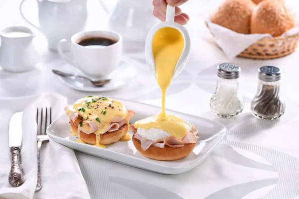 Breakfast Fast Best Eggs Benedict Fried English Bun Ham Poached — стоковое фото