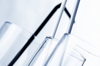 Boş şeffaf gözlük kontrast. Renk efektleri. Küçük bir alan derinliği