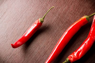 Ahşap masa arka plan üzerinde kırmızı pul biber