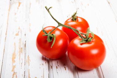 Eski kurulları tablosundan olgun domates. 