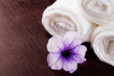 DNA'da rulo beyaz havlu içinde Spa stüdyoda kapat