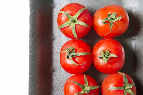パッケージの完熟チェリー トマト 白い背景に分離 — ストック写真
