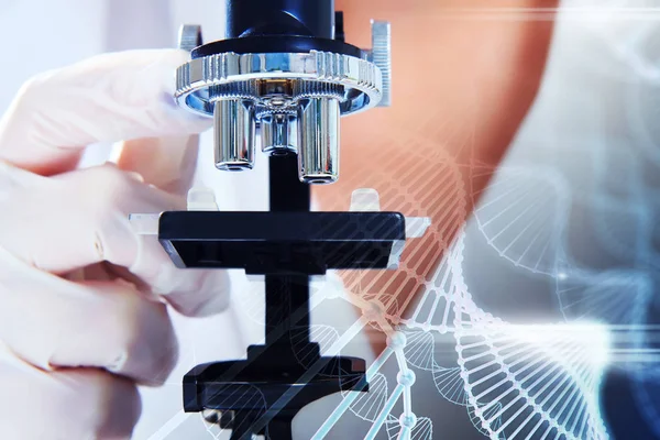 Bilim adamı ile mikroskop portre seyir