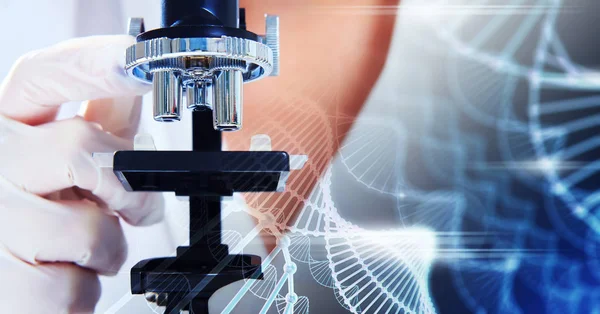 Bilim adamı ile mikroskop portre seyir