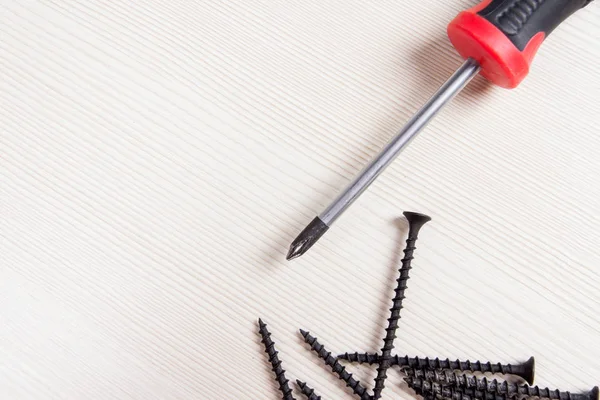 Tornavida ve vidalar ahşap bir gemide yalan. Boşluk