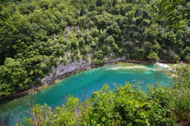 Dağlarda pitoresk göl