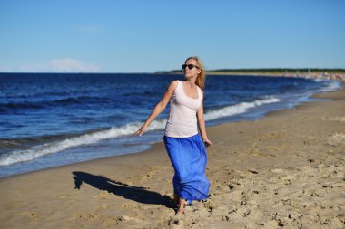 Kumsalda genç bir kadın