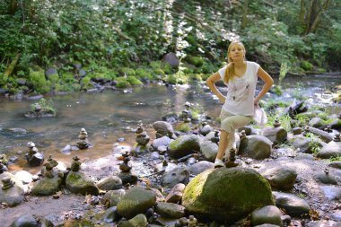 Ormandaki genç kadın