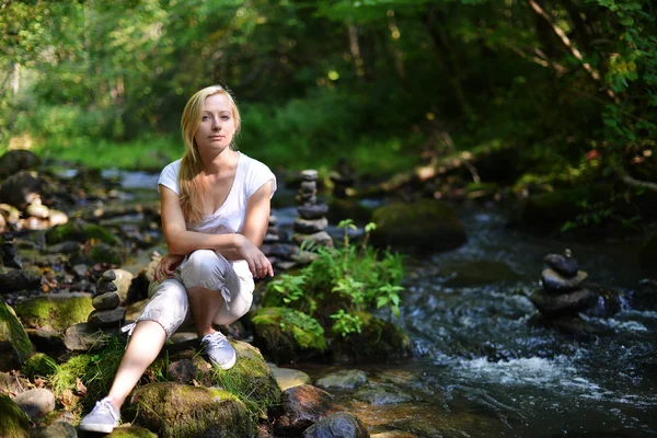 Jonge vrouw in fores — Stockfoto