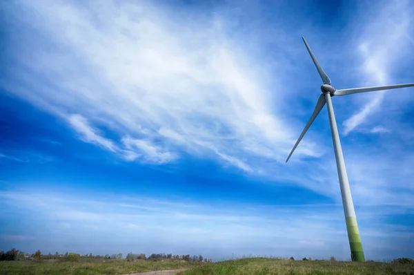 Вітрові турбіни в полях — стокове фото