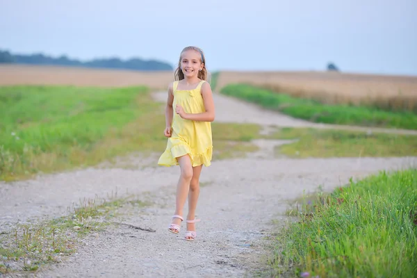 Meisje uitgevoerd op weg — Stockfoto