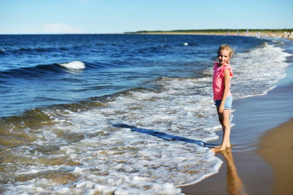 Menina na praia do mar — Fotografia de Stock