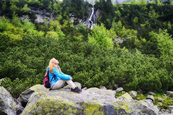 Jonge vrouw in Bergen — Stockfoto