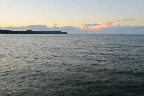 Prachtige zonsondergang op zee kust — Stockfoto