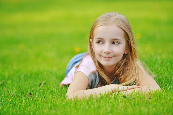 Söt flicka på gräs — Stockfoto