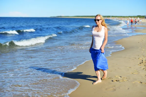 Jonge vrouw op strand — Stockfoto