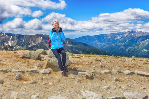 Jeune femme dans les montagnes — Photo