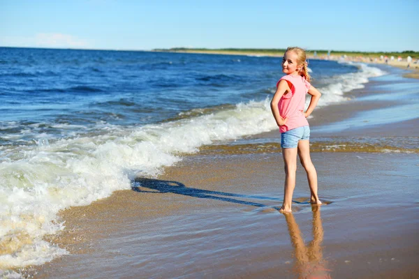 Girl  on sea beach — Stock Photo, Image