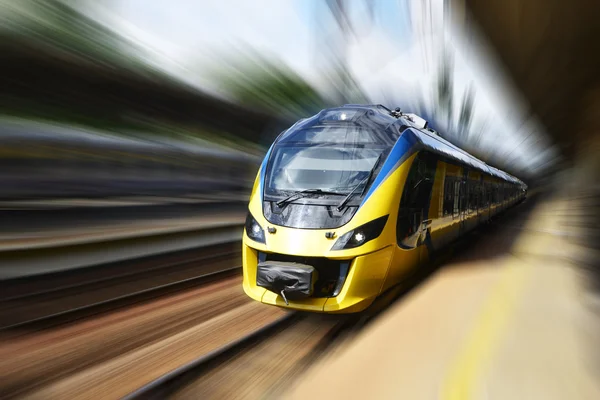 Tren moderno en la estación —  Fotos de Stock