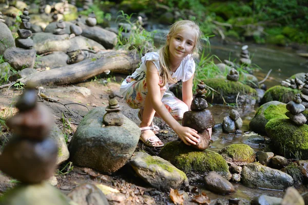 जंगलात लहान मुलगी — स्टॉक फोटो, इमेज