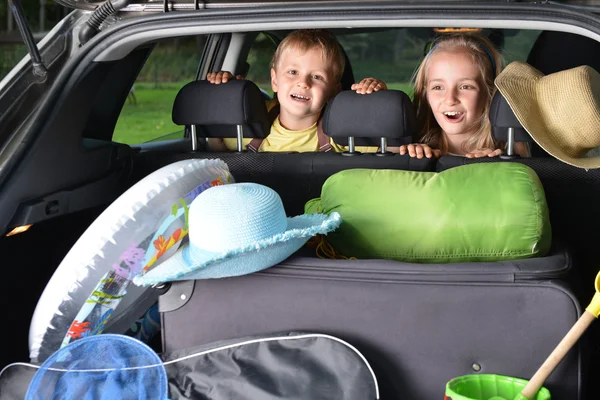 Kleines Mädchen und ihr Bruder — Stockfoto