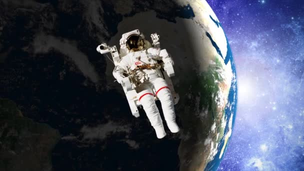 Astronauta en el espacio abierto frente a la tierra — Vídeo de stock