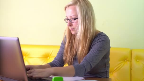 Жінка працює з ноутбуком — стокове відео