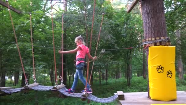 Enfants jouant dans le parc d'aventures 