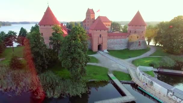 Flygfoto över gamla slottet på ön — Stockvideo