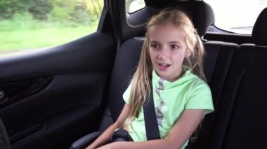 Sevimli kız arabada