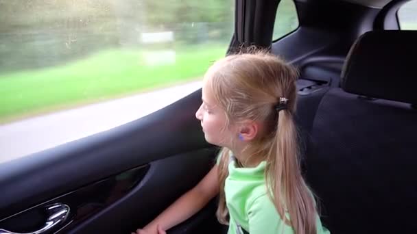 Девушка переезжает в машине — стоковое видео