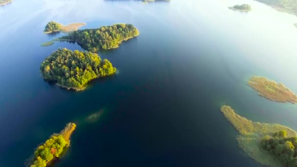 Zelený ostrov v modré jezero — Stock video