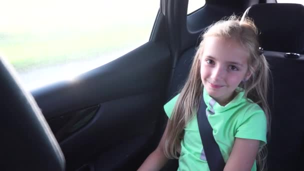 Милая девушка в машине — стоковое видео