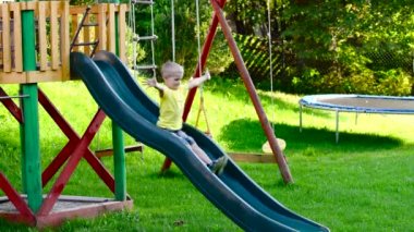 Çocuk slayt üzerinde oyun