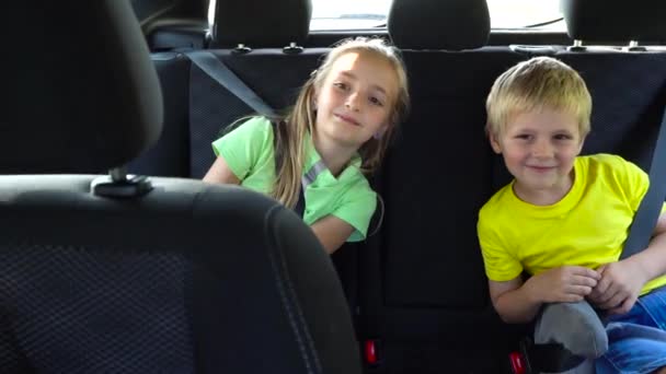 Mignons enfants aller en voiture — Video