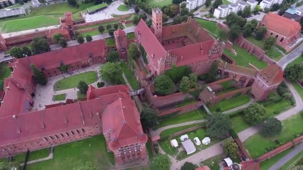 Vecchio castello enorme sul fiume — Video Stock