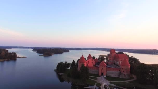 Luchtfoto van oude kasteel op eiland — Stockvideo