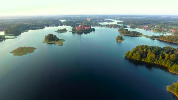 Luchtfoto van oude kasteel op eiland — Stockvideo