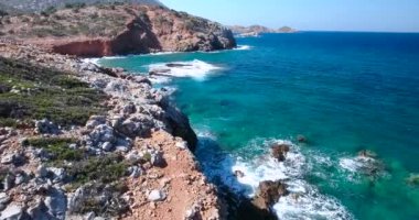 Mavi deniz, kayalıklardan sahilinde kırma dalgalar