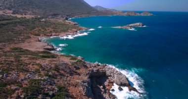Mavi deniz, kayalıklardan sahilinde kırma dalgalar
