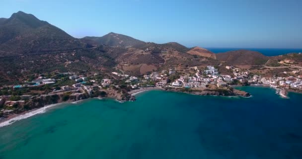 Volando sopra la città in riva al mare — Video Stock