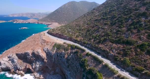 Voler au-dessus de la route en bord de mer — Video